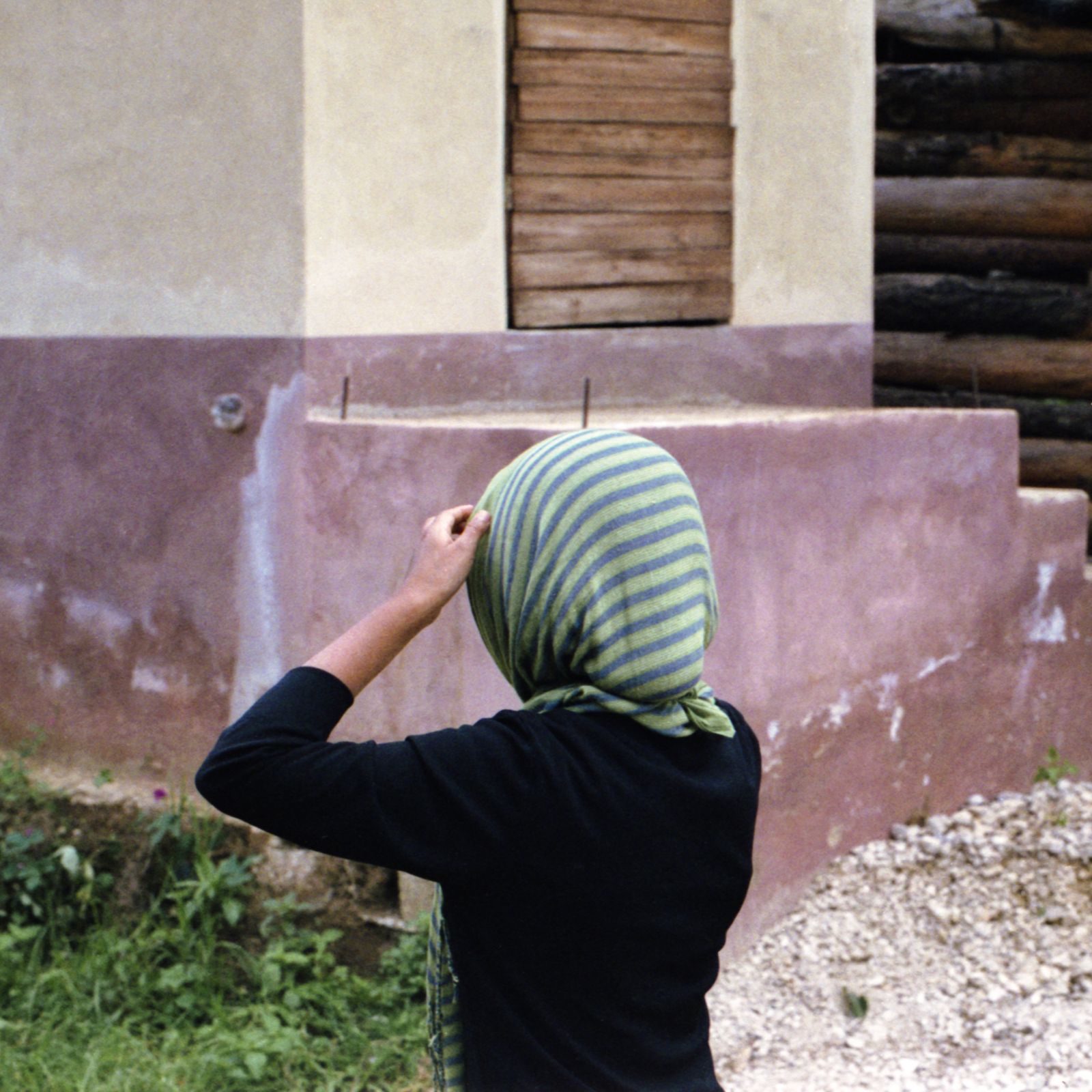 © Giulia Iacolutti - Rakma, born in 2006, fixing her hijab on the way to the mosque.