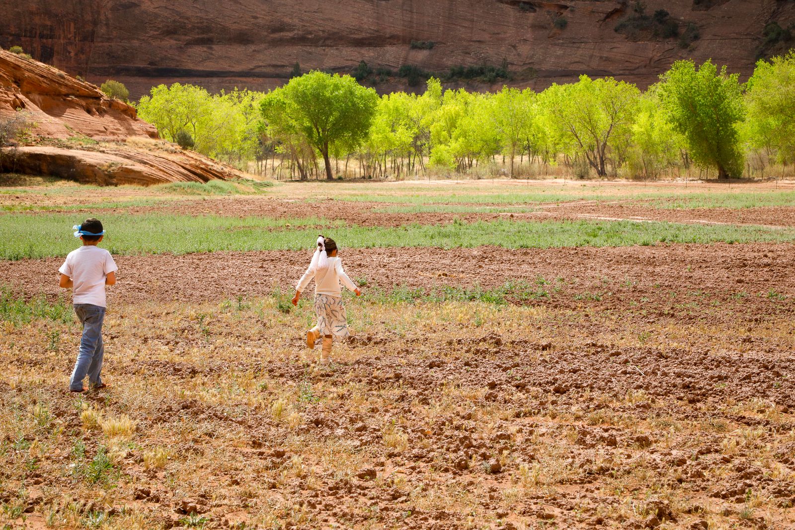 © Julien McRoberts - Planting ceremony - elders pass on tradition to the grandchildren. Navajo