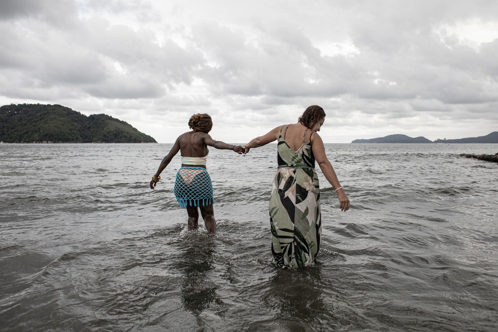 © Dan Agostini - Geisa and Claudia go into the sea during a walk along the São Paulo coast.