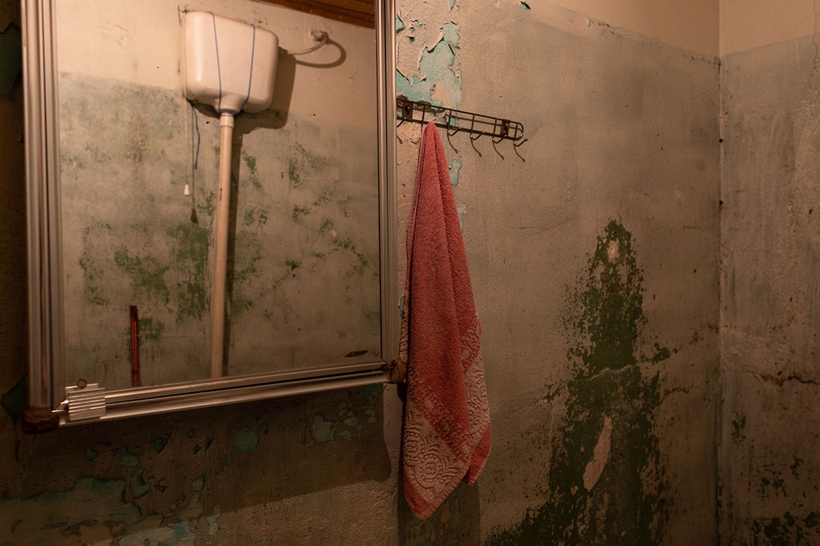 © Dan Agostini - Bathroom in Paula and Carla's house.