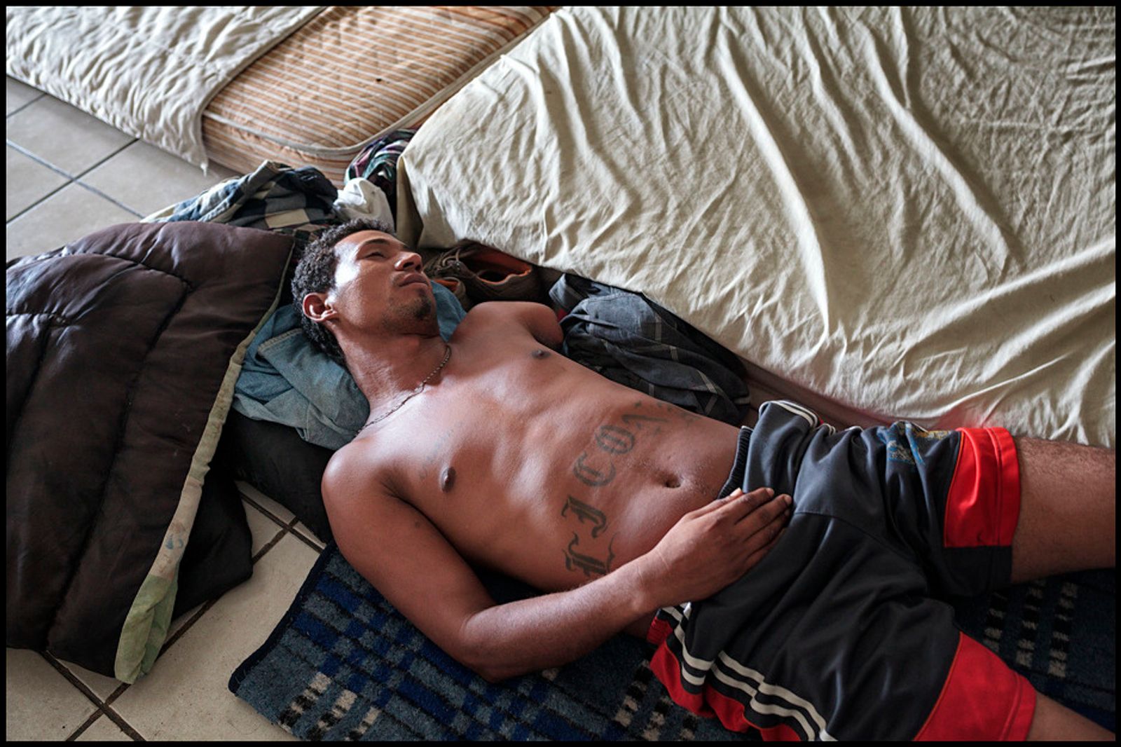 © Prometeo Lucero - Un migrante hondureño mutilado duerme en el Hotel Migrante, en Mexicali