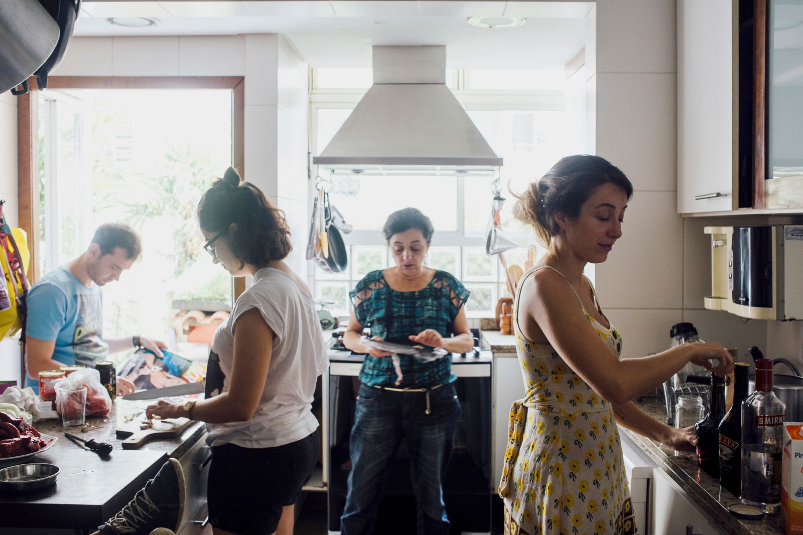 © Gabriel Carpes - Family making dinner together