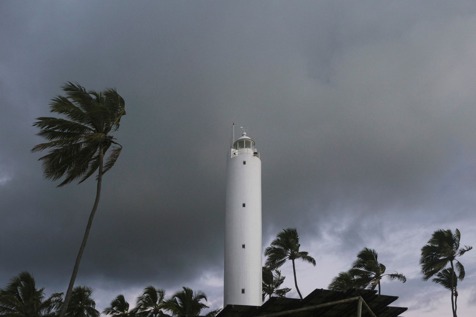 © Gabriel Carpes - Lighthouse during a storm