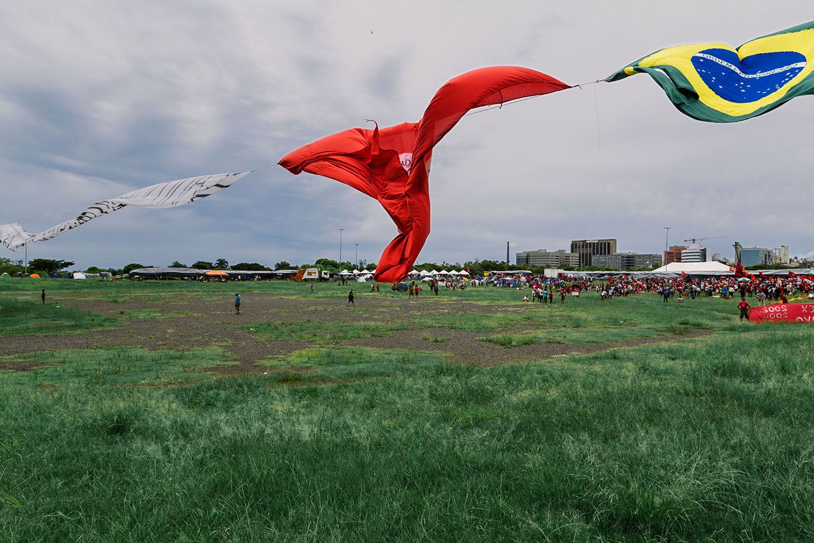 © Gabriel Carpes - Factory Union flag hanged beside the Brazilian flag at Lula Camp