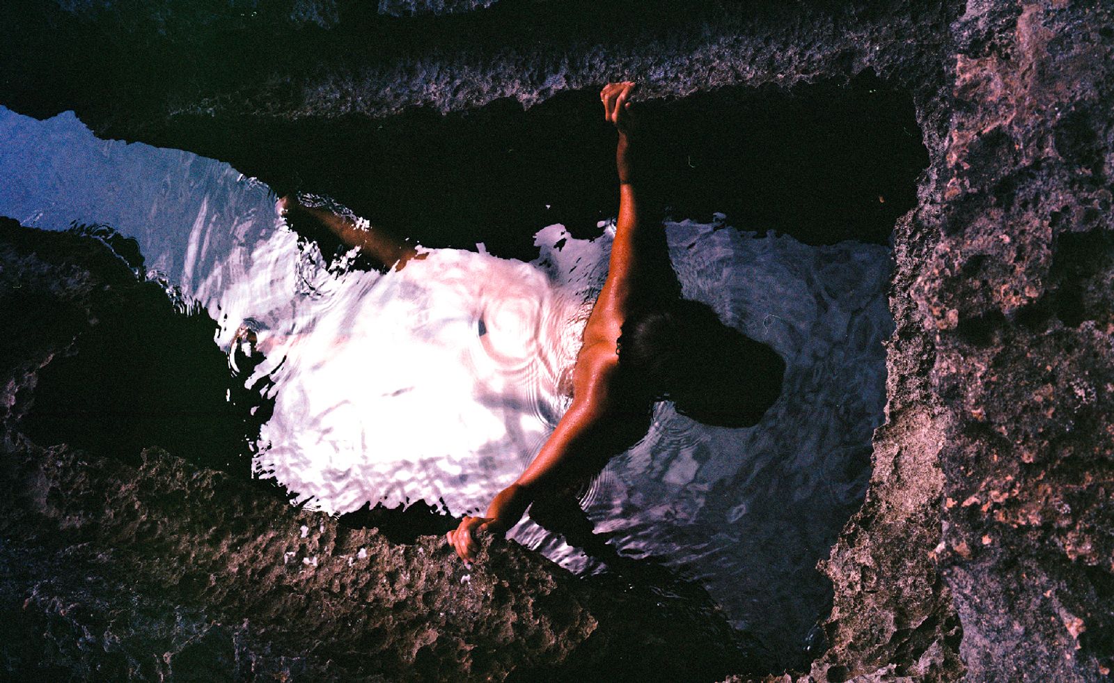 © Marie Hervé & Elsa Martinez - Image from the SAND OF NOISES - The sea : flat   the earth : flat photography project