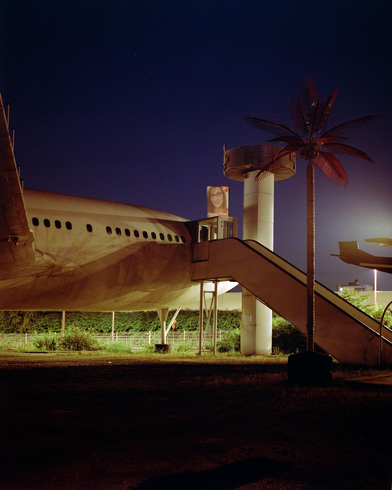 © Giovanni Troilo - This old airplane, parked close to the Ring of Charleroi, houses a discoteque.