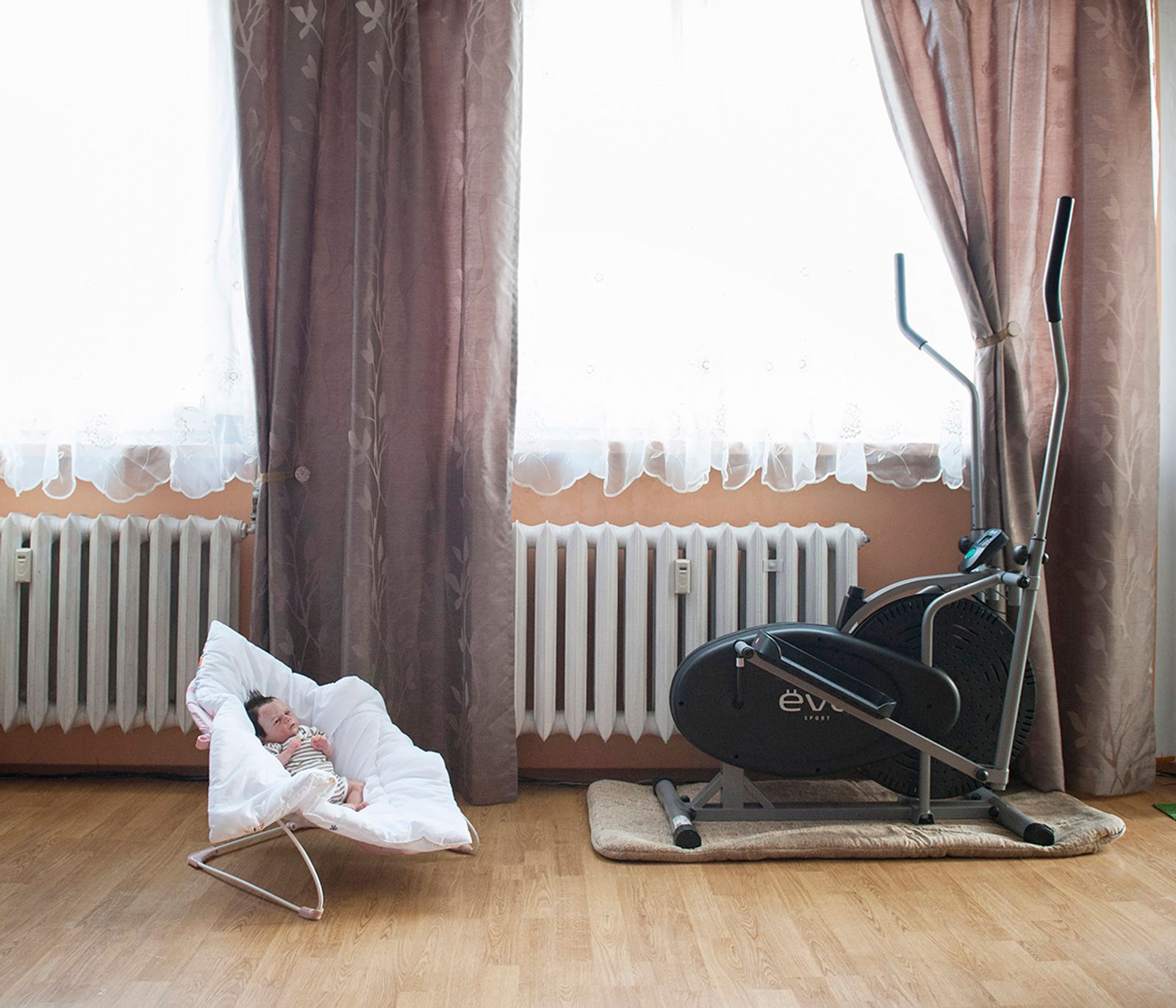 © Karolina Jonderko - When leaving the house "moms" often turn the tv on for the dolls. So they don't feel alone.