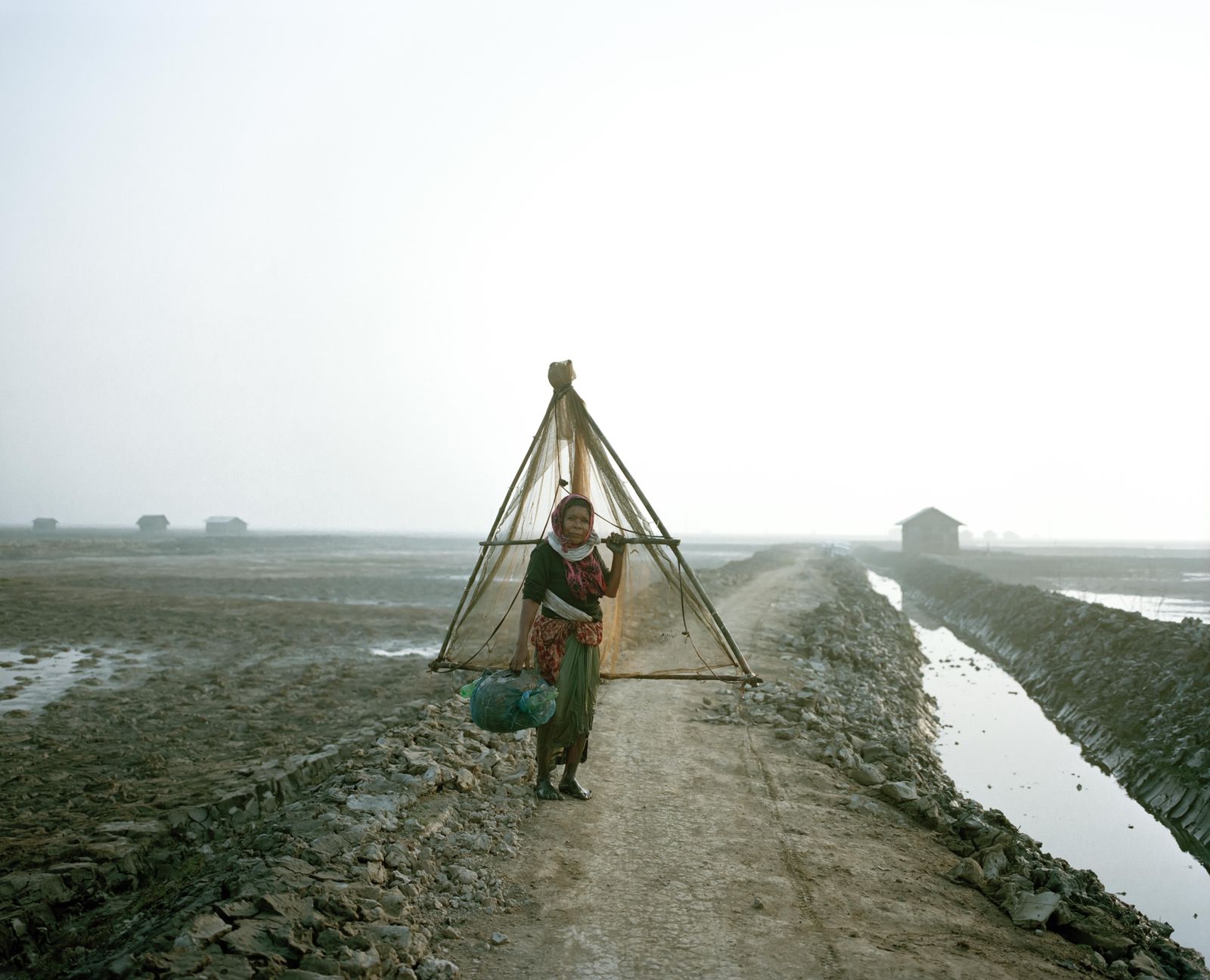 © Shunta Kimura - A fisherwoman who goes to the river to catch fish and shrimp.