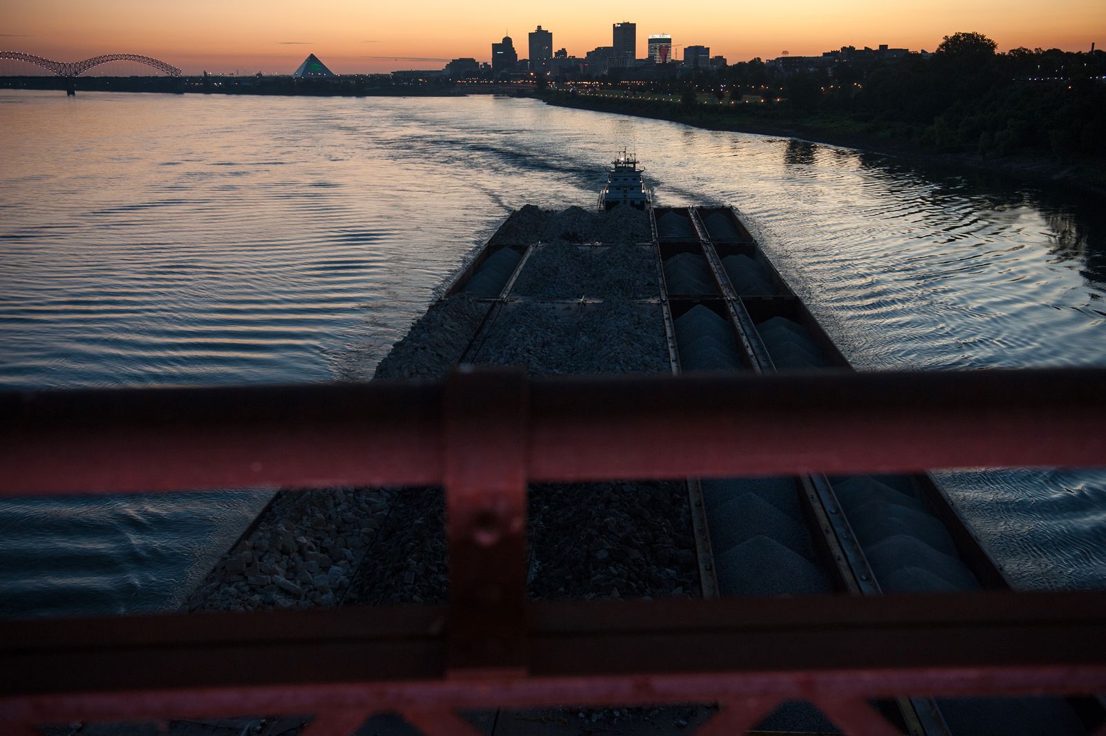© Rory Doyle - A barge works its way downstream in Memphis, Tennessee, USA.