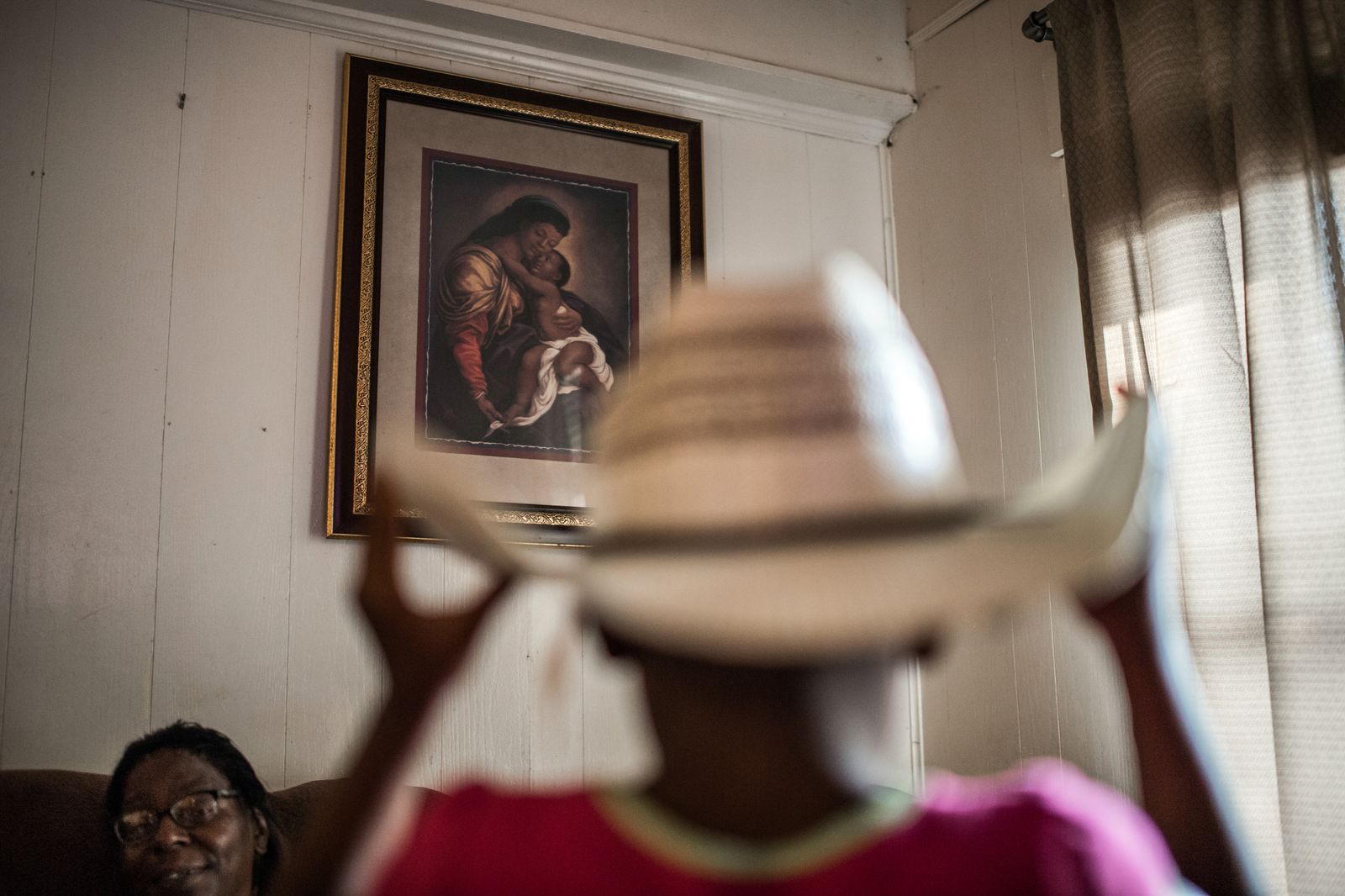 © Rory Doyle - Velma Hayes laughs with her granddaughter at her home in Cleveland, Mississippi on July 2, 2018.