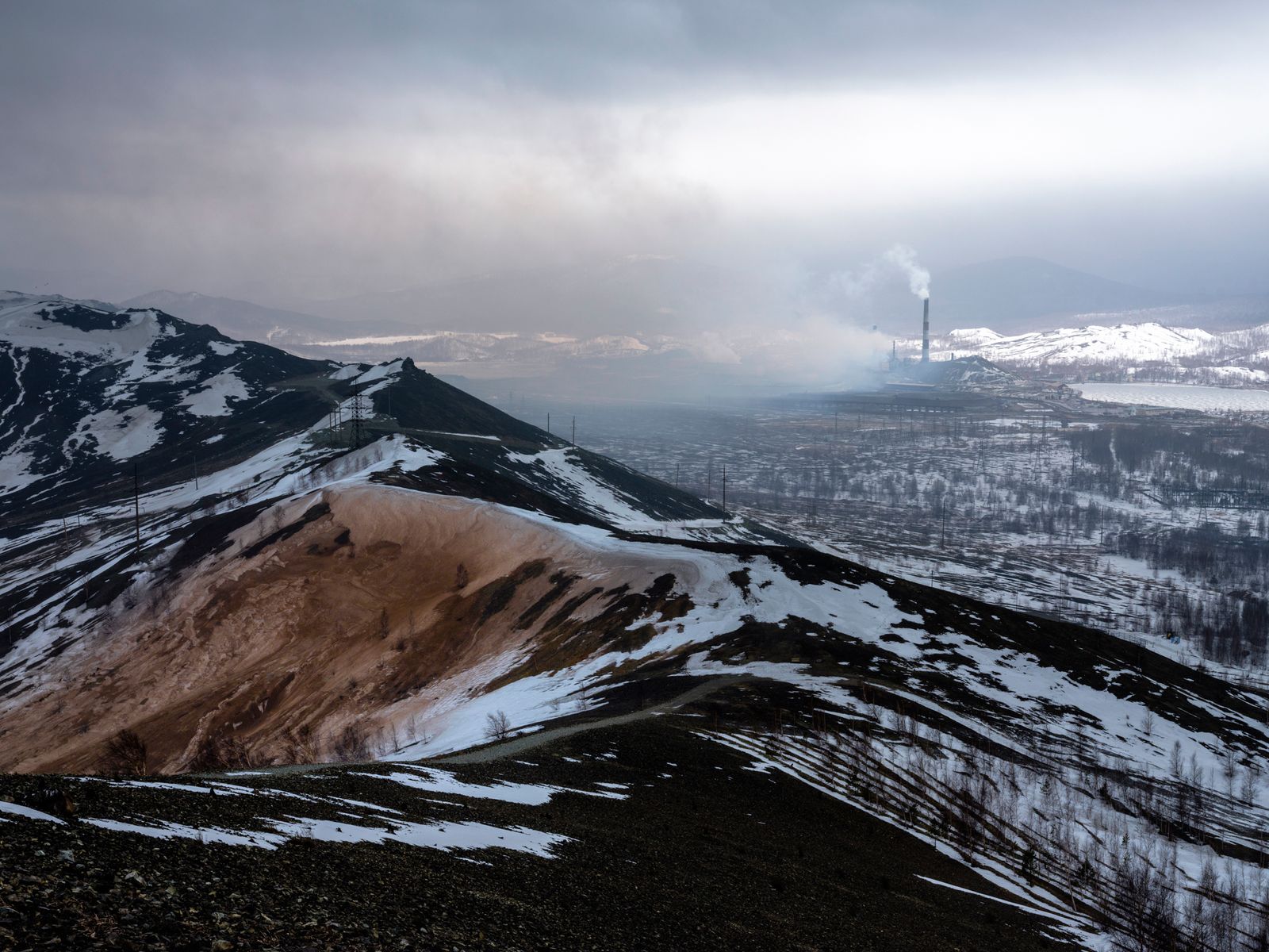 © Chris Bierl - The summit view of the Poklonnaya Mountain reveals the full extent of the sulphur dioxide pollution by Karabashmed