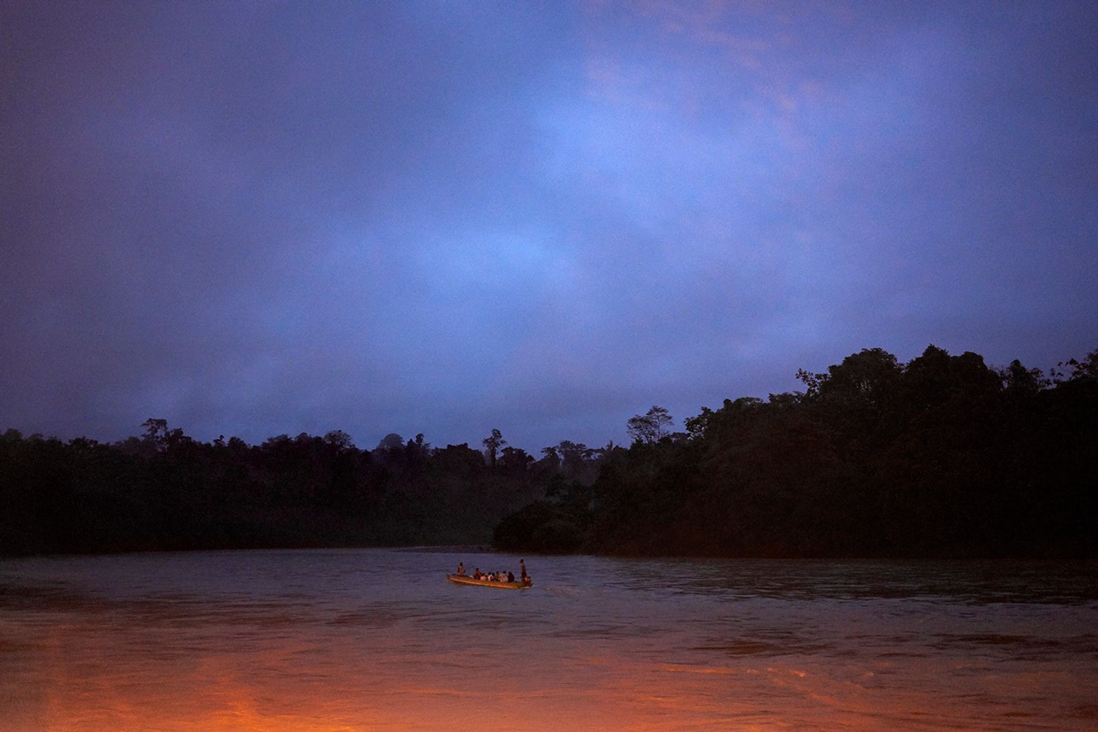 © Johanna Alarcón - A canoe arrives on the Santiago River. Playa de Oro, 2021.