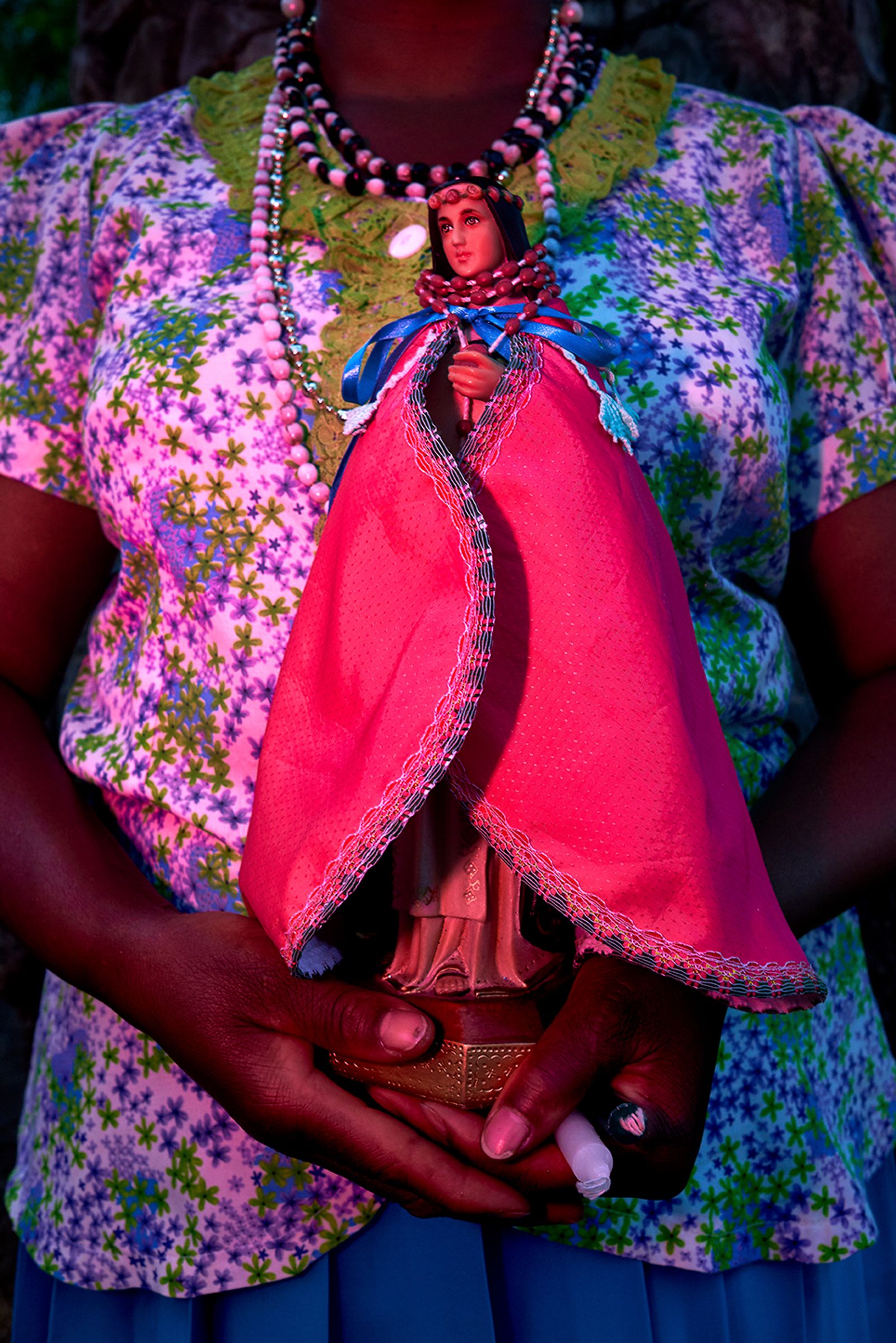 © Johanna Alarcón - A woman carrying a statue of the Virgin of Mercy during a pilgrimage of Catholic and African ancestral rituals. Quito,2019.