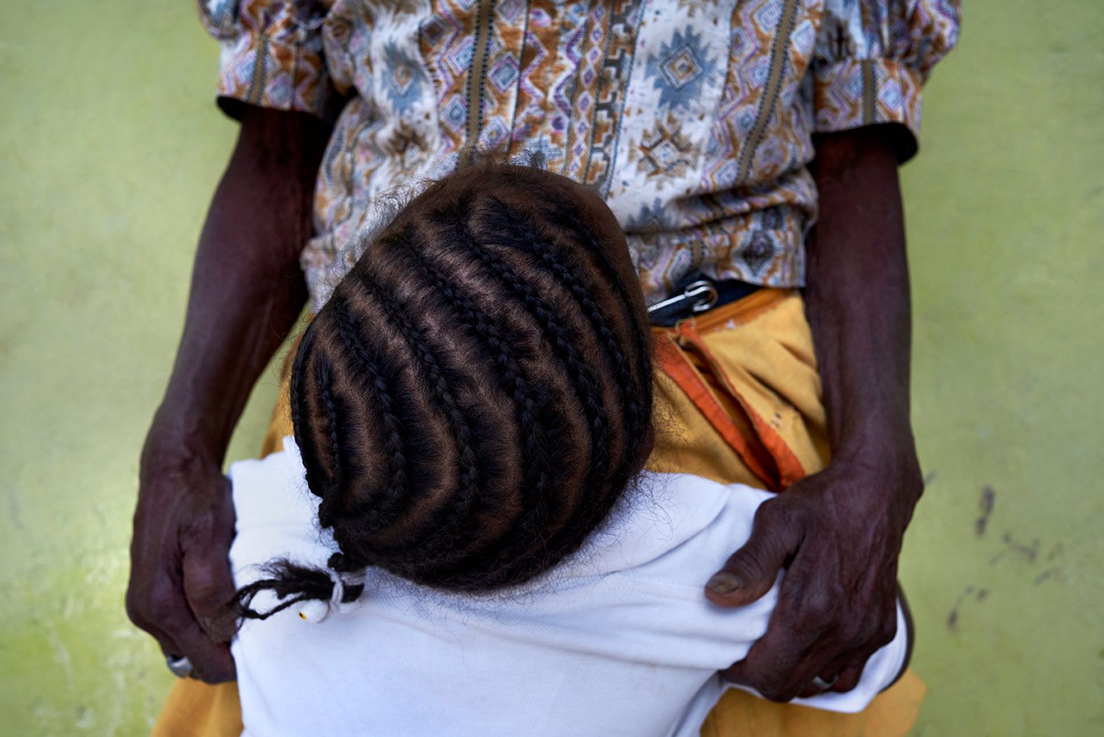 © Johanna Alarcón - Rosa Carcelen holds her granddaughter. La Loma 2018.