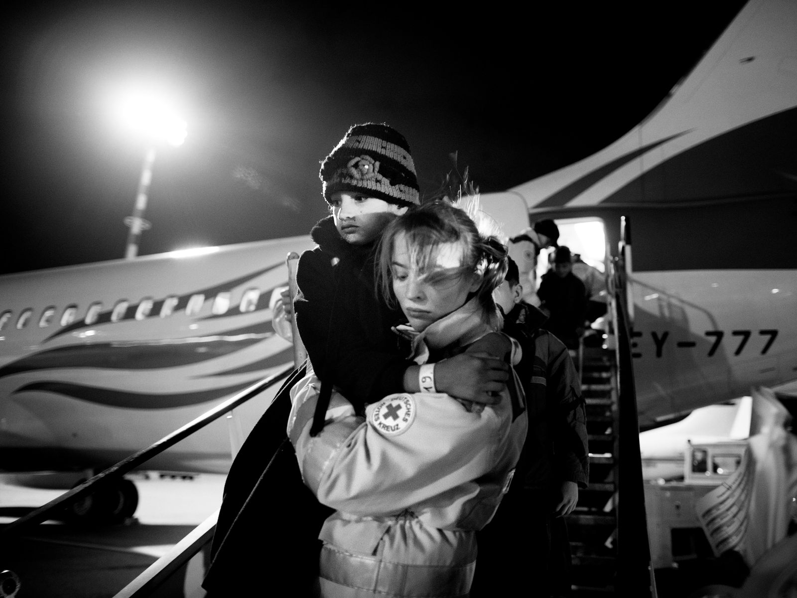 © Toby Binder - Shekiba is carried off the plane by a volunteer of Red Cross Germany.