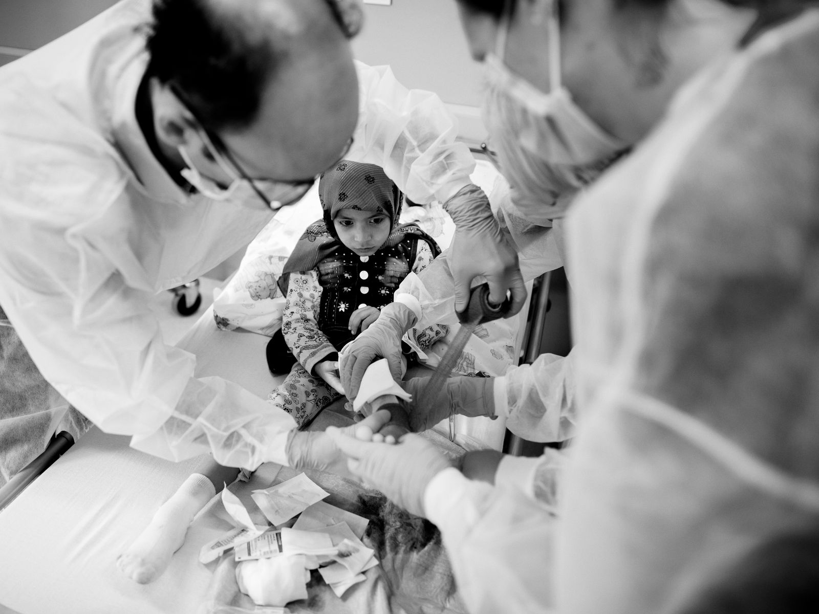 © Toby Binder - Muzghan is also examined for the first time immediately after her arrival at the hospital.