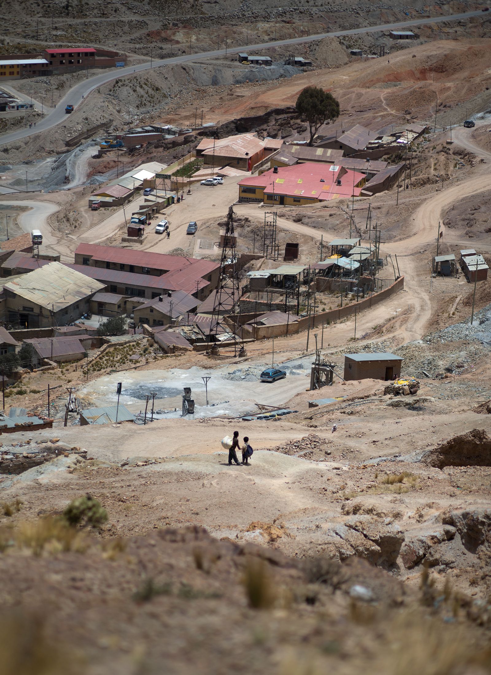 © Toby Binder - On the slopes of "Cerro Rico" in Potosí you see children working in many different ways.
