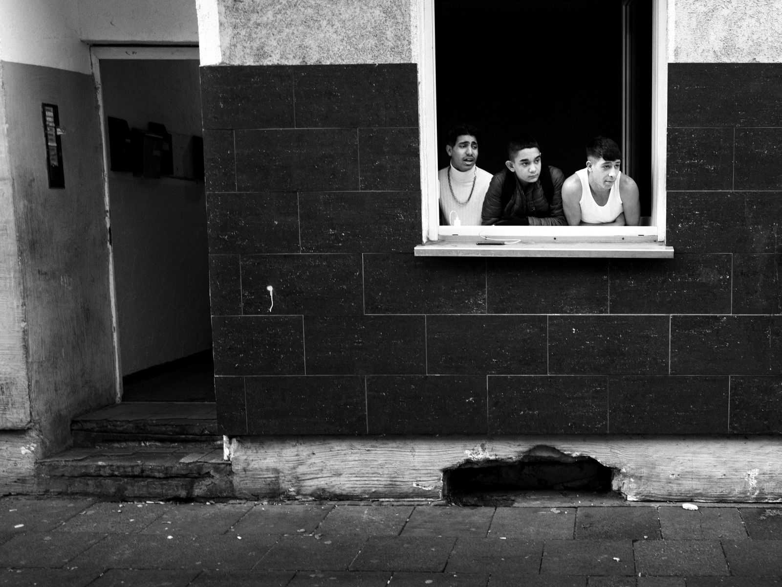 © Toby Binder - Güno and his cousins Caner and Remo watching out for friends from their window.