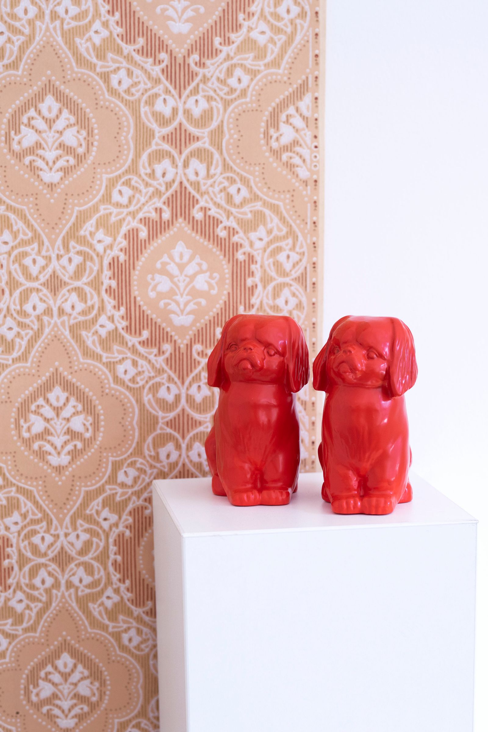 © Ira Thiessen - Red lacquered porcelain figures