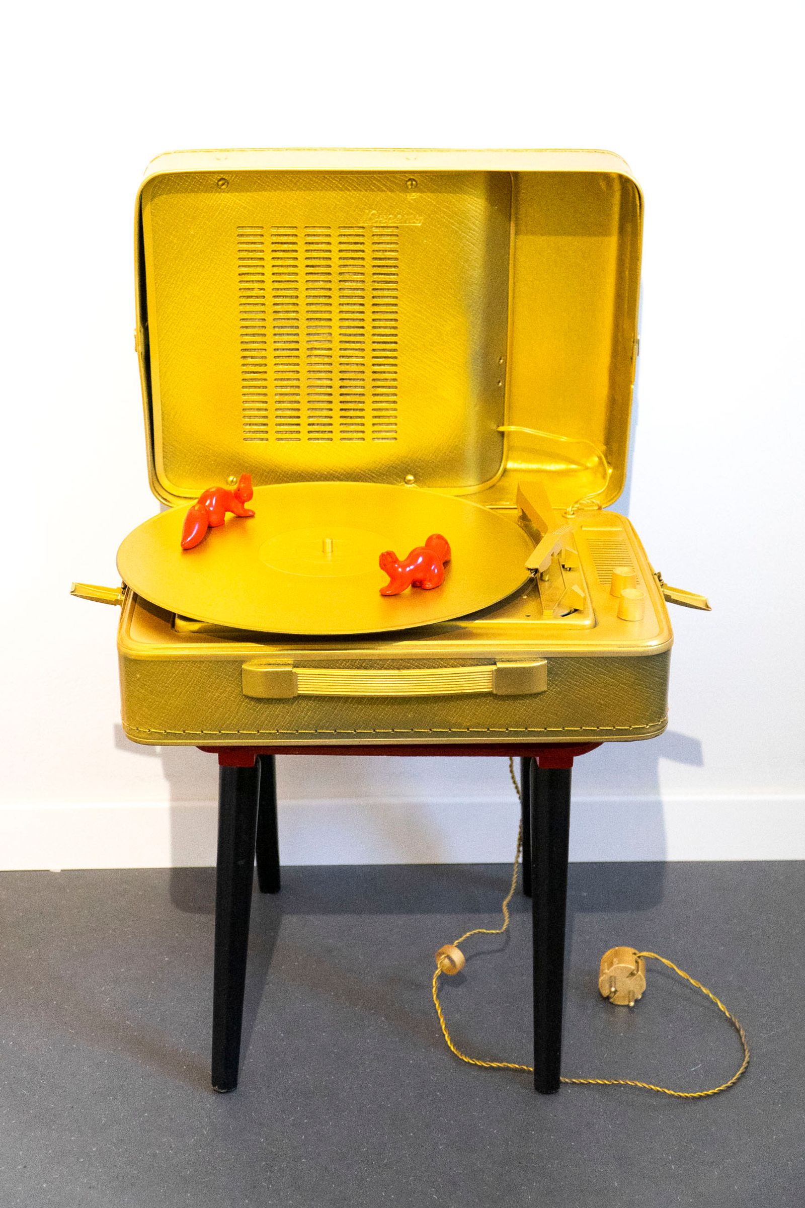 © Ira Thiessen - Gold-plated record player