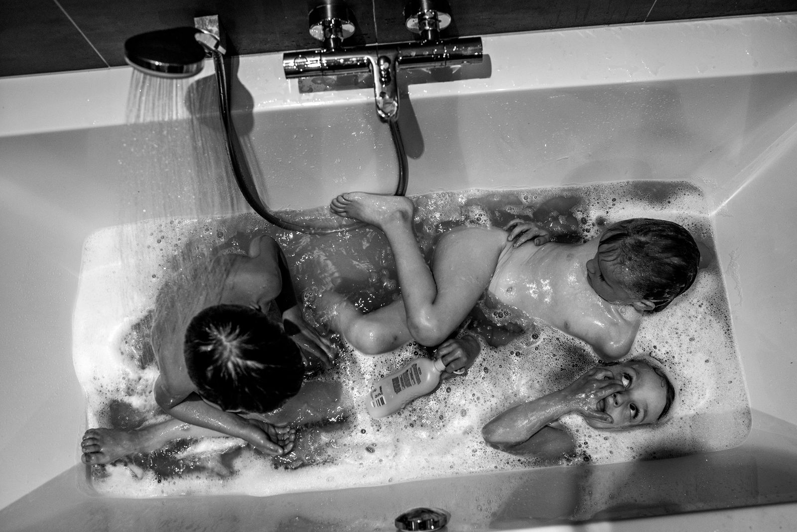 © Carla Kogelman - triplet having a bath