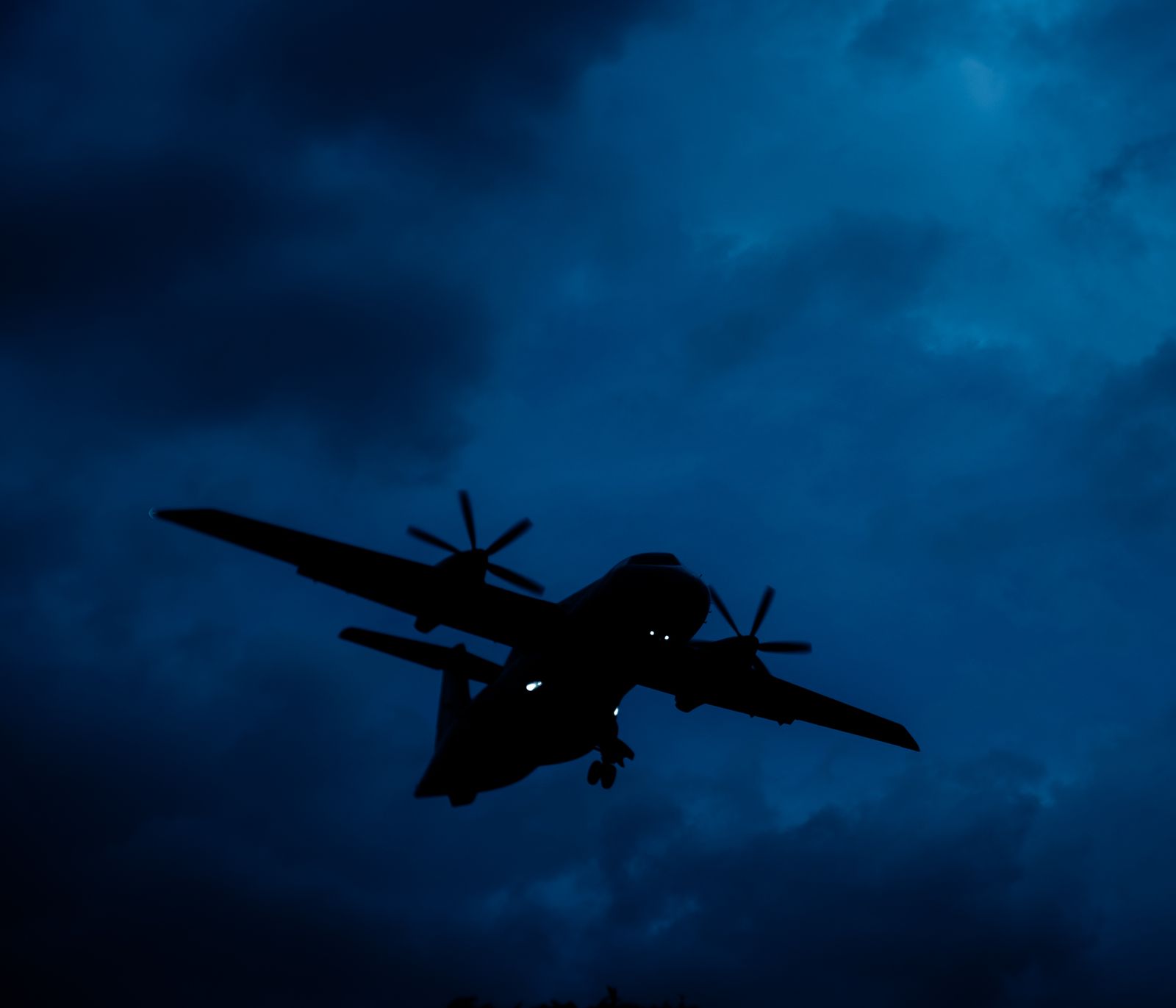 © Jorge Panchoaga - plane landing in Medellin