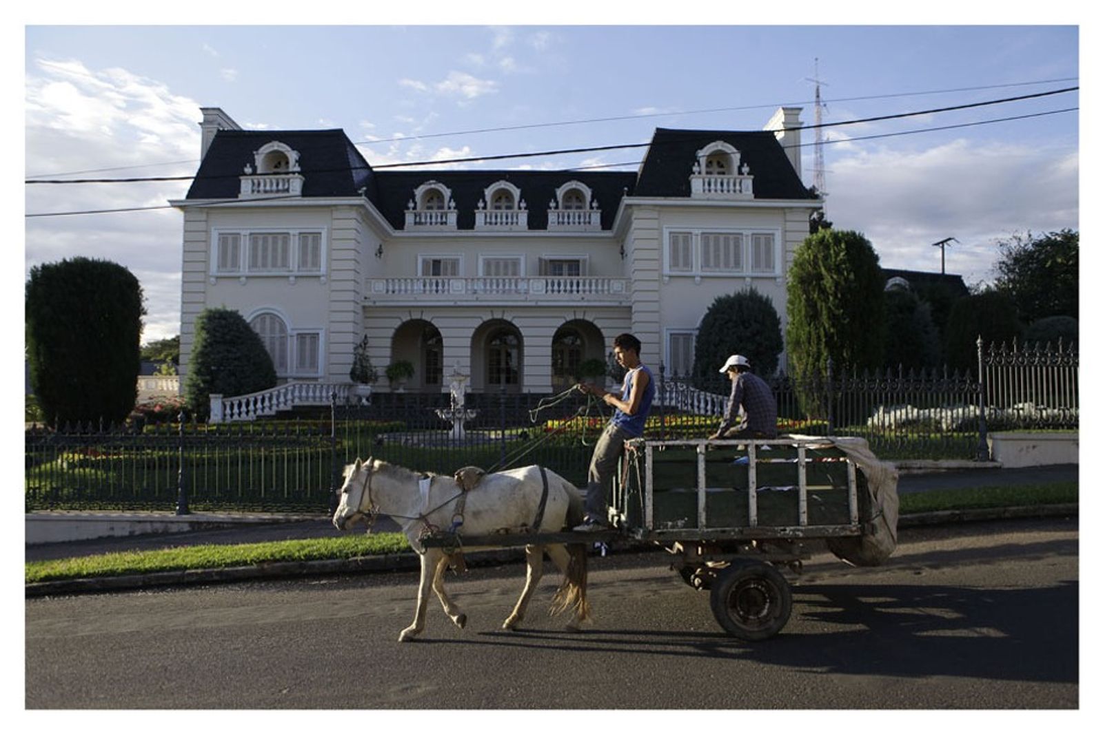 © Jorge Saenz - Recycling workers drives a horse-cart by a residential town of Asuncion, Paraguay, June 6, 2012. (Jorge Saenz)