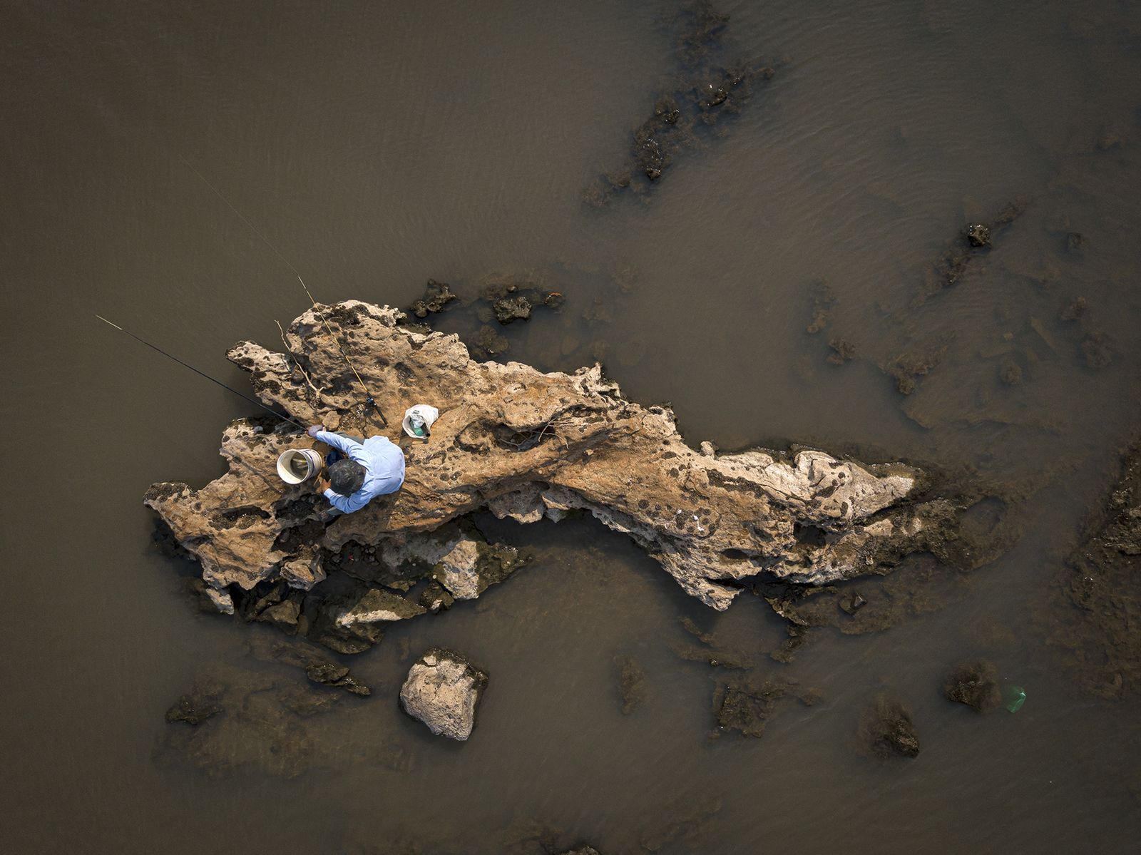 © Jorge Saenz - A man Fishes at Paraguay river during Covid Pandemic in Mariano Roque Alonso, Paraguay, July 10, 2020.(AP Photo/Jorge Saenz)