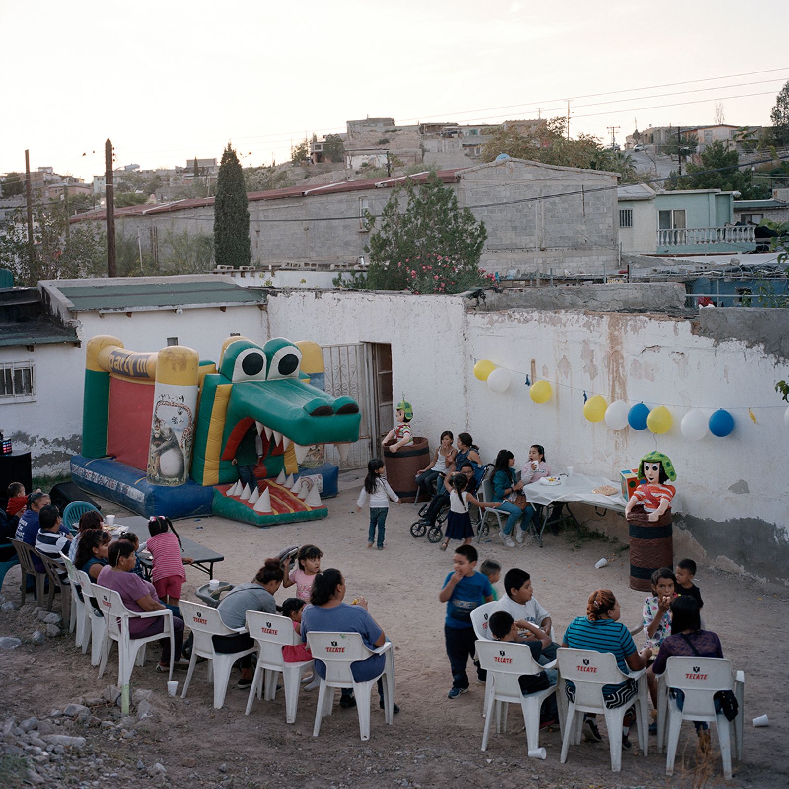 © Jordi Ruiz Cirera - The celebration of a kid’s birthday attracts numerous friends and neighbours in Ciudad Juarez