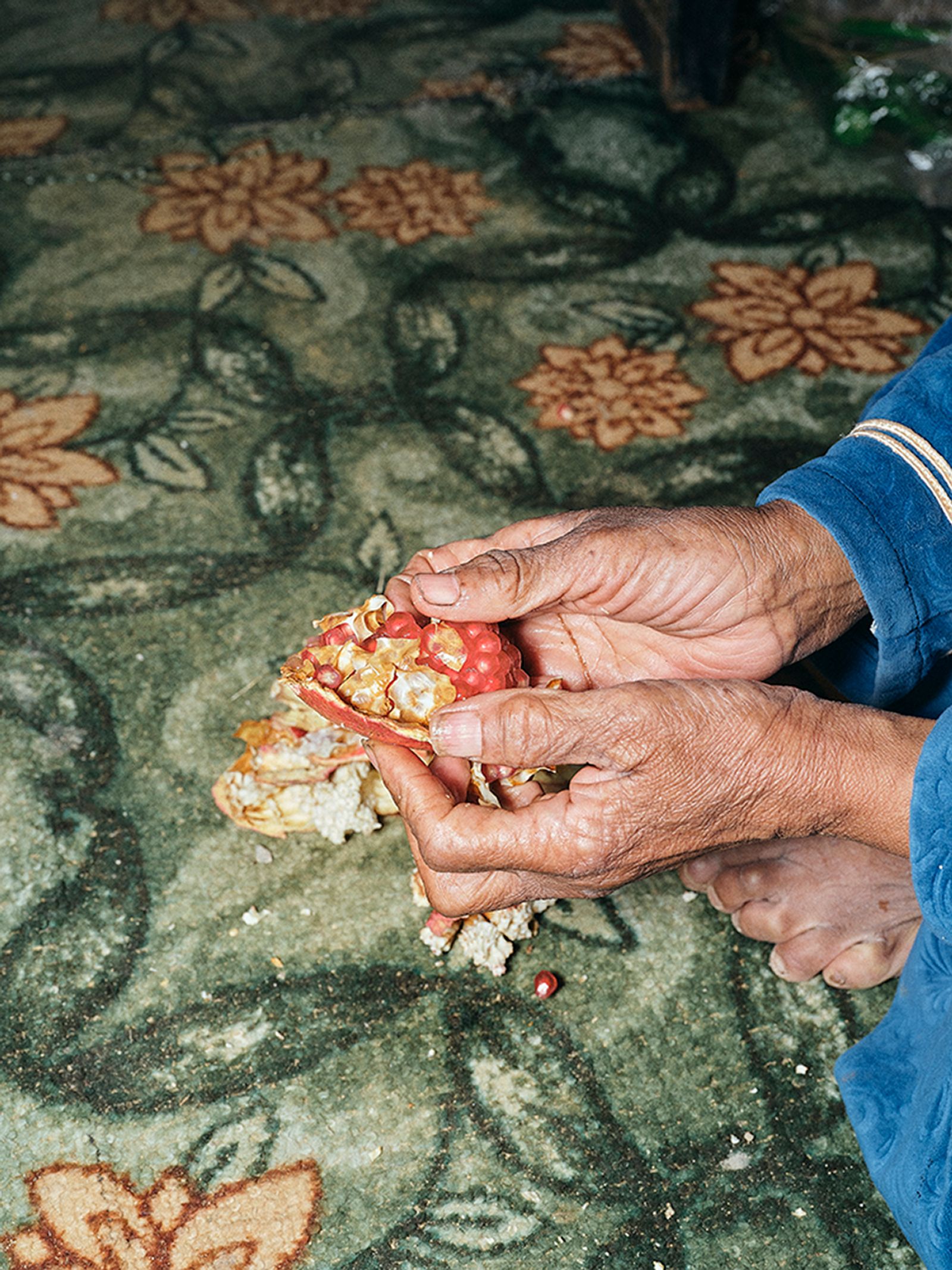 © Nathalie Mohadjer - Fatimas mother eating pomegranate