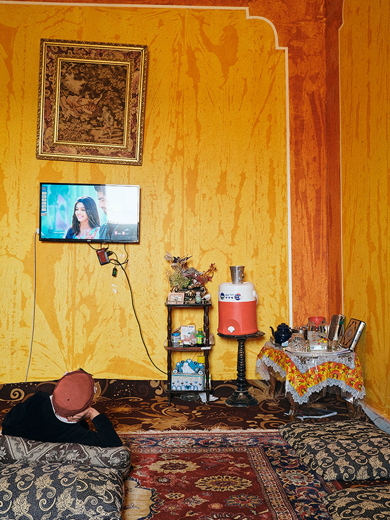 © Nathalie Mohadjer - Fatima's cousin in her brothers living room