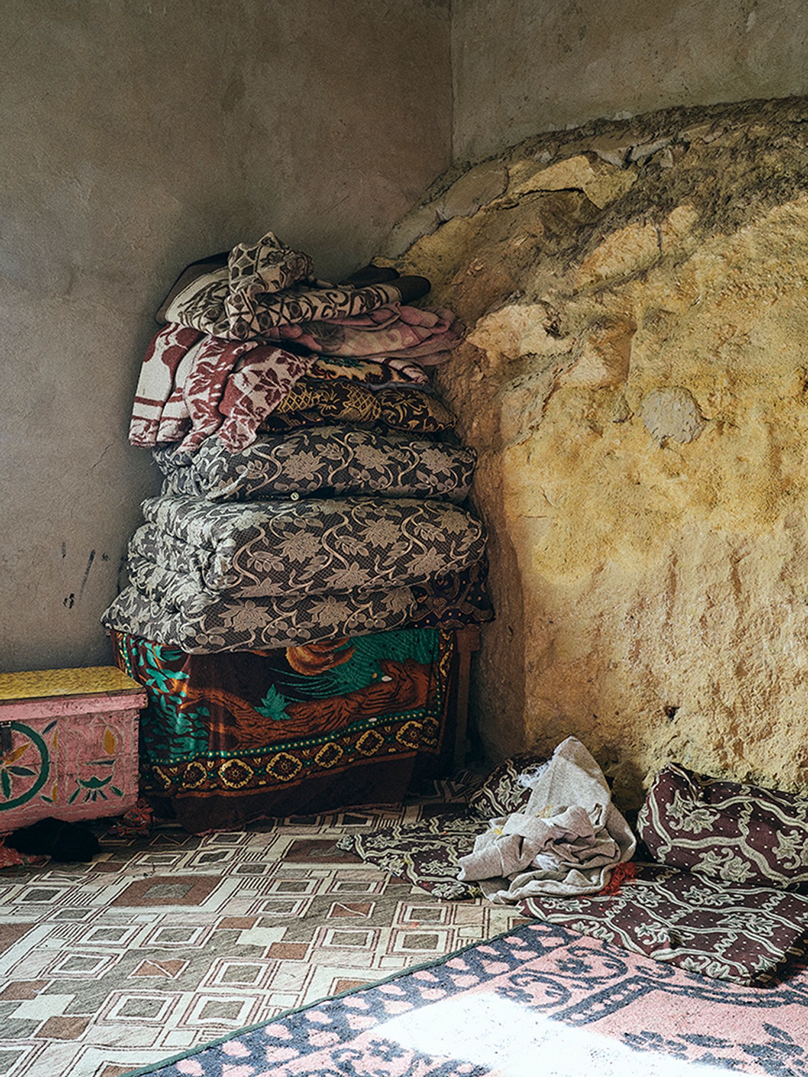 © Nathalie Mohadjer - Old living room carved in the Shali Mountain