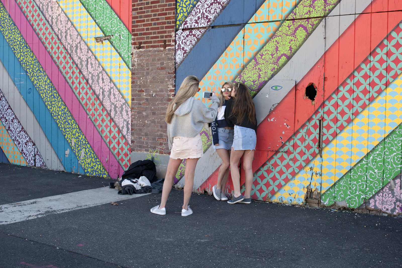 © Daria Addabbo - Giovani ragazze si fanno un selfie davanti al muro del Casinò, lungo il boardwalk – Asbury Park, New Jersey