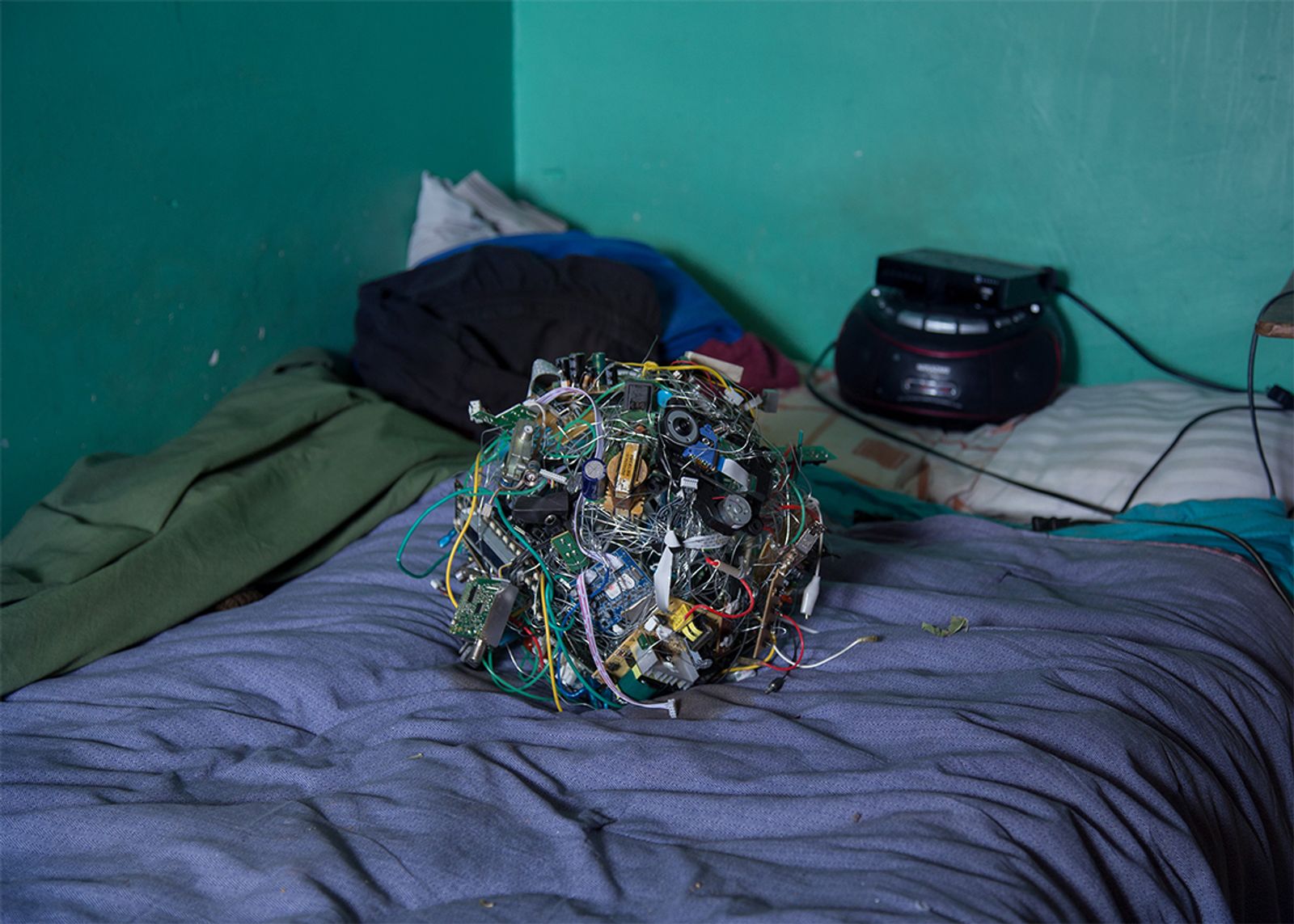 © Denis Serrano - The electronic trash in his green room.