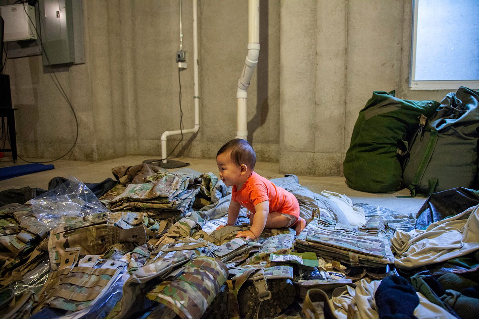 © Arin Yoon - Teo crawls through his father's deployment gear in Fort Leavenworth, Kansas, in 2015.