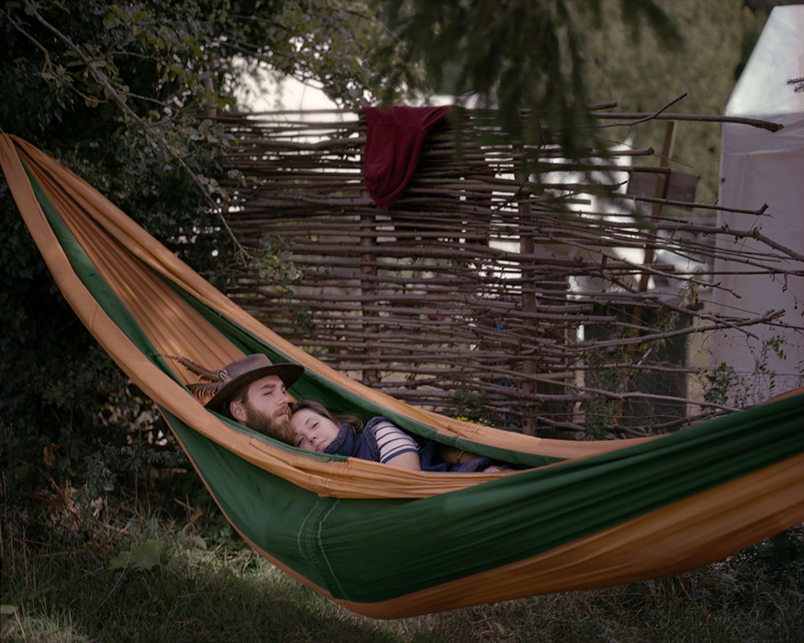 © Ksenia Burnasheva - Adam_and_Laura_in_the_hammock