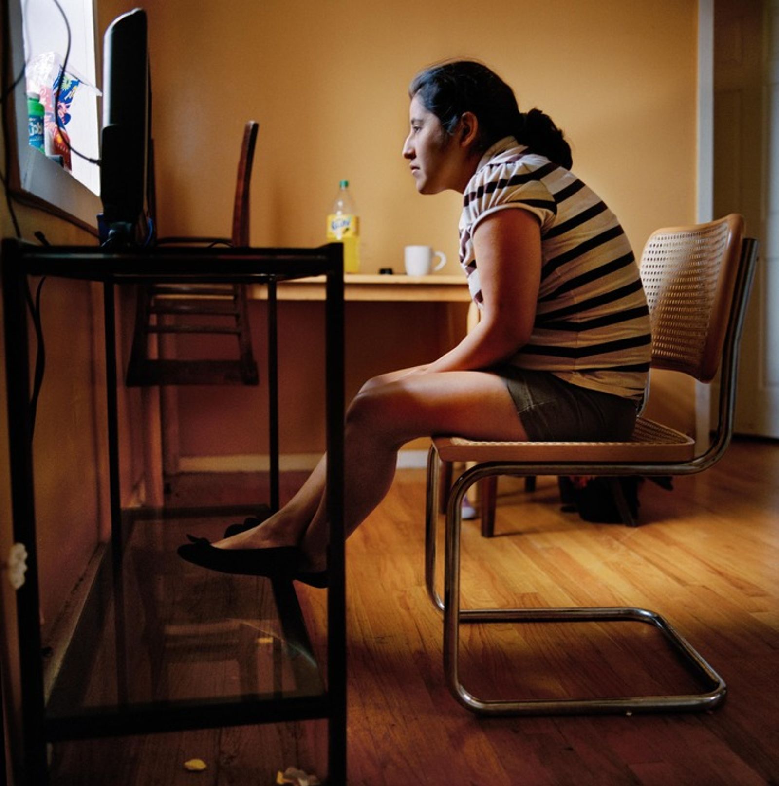 © Ruth Prieto - Juanita watches her favourite T.V soap opera "Una familia con suerte".