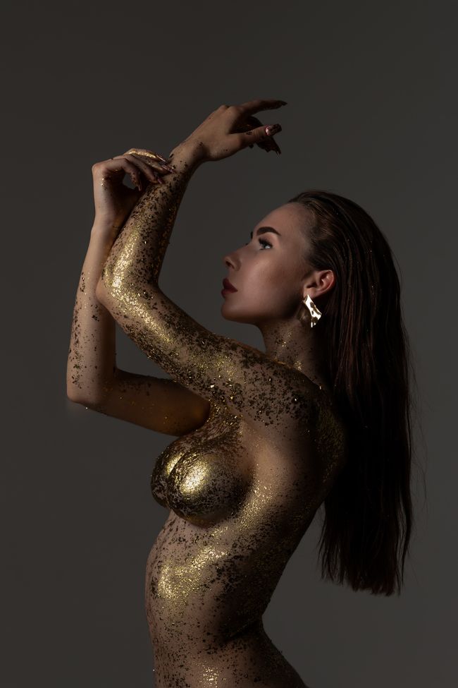 © Azimova - Image from the Aurum: Embodiment of Light photography project