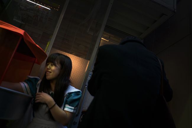 © Isabella Borrelli - A maid get the money of a Maid Cafè entrance