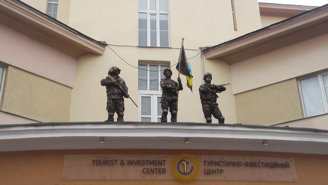 © Andrei  Kolyaskin - Living  sculptures  on  the  Independence  Day  in  Ivano - Frankivsk  City , Ukraine .